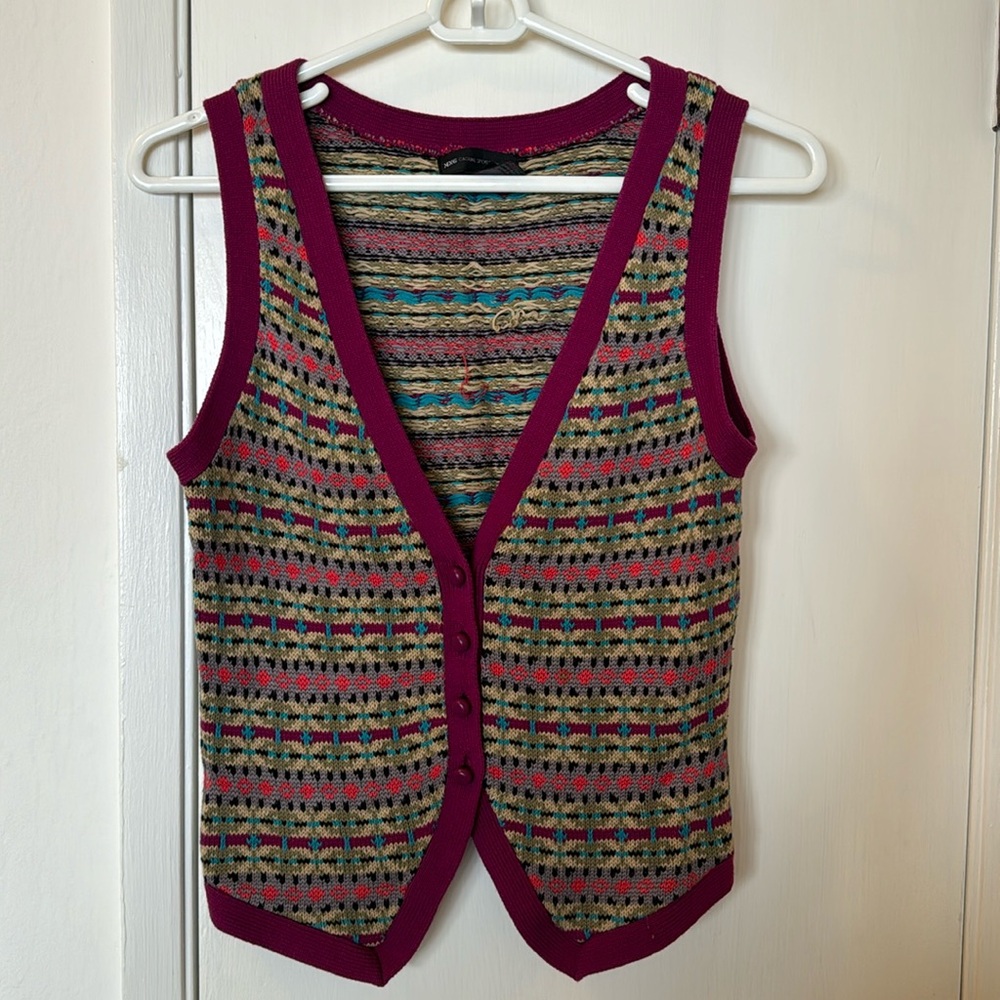 Sweater vest with buttons